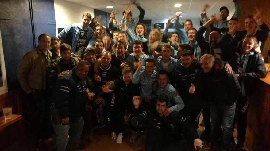 Los jugadores del Vallobín celebran el ascenso.