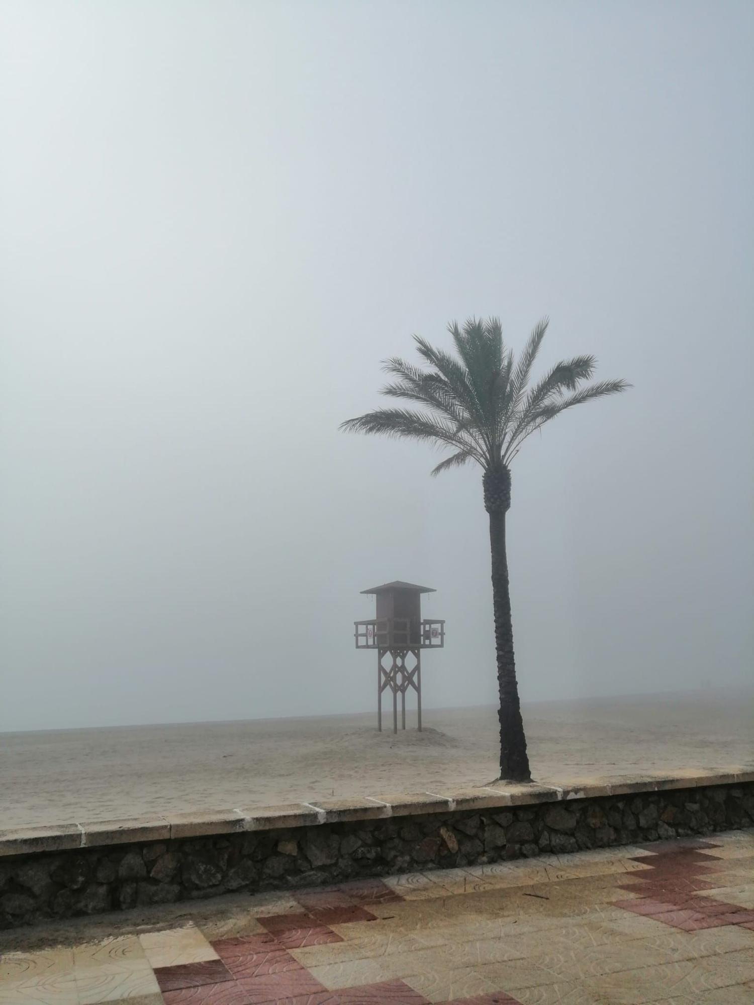 La niebla se "traga" la playa de Cullera