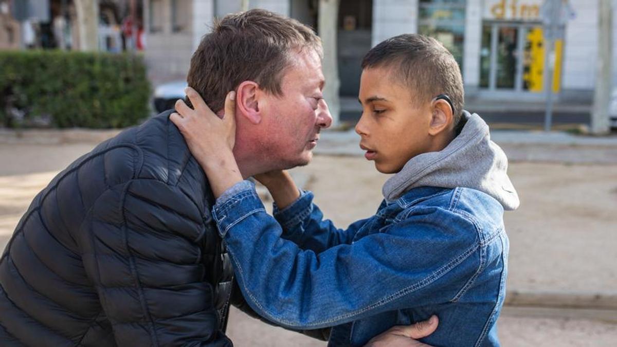 Dani Andreu con su hijo Gueorgui, diagonosticado con síndrome de Asperguer, en Molins de Rei el pasado viernes.