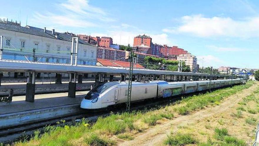 Un modelo el pruebas del Talgo Avril, apartado en la estación de ferrocarril de Zamora. | L.O.Z.