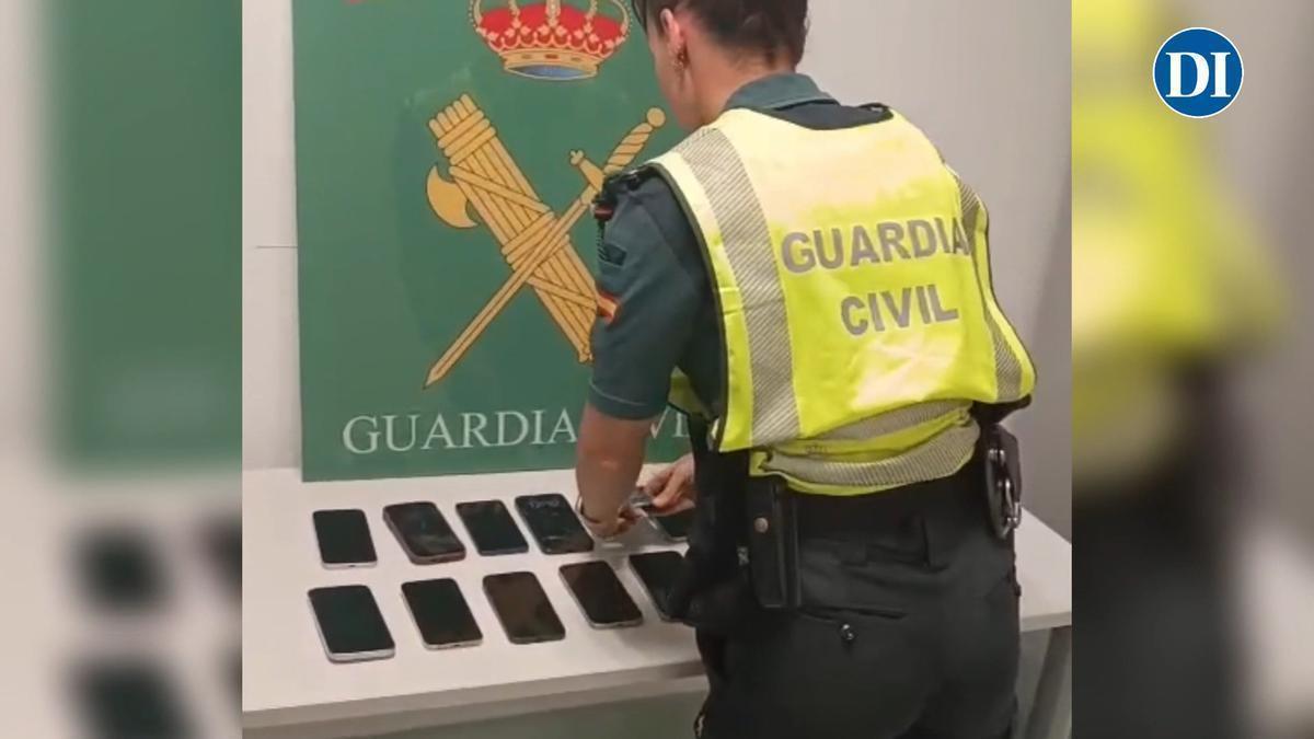 La guardia civil reteniendo los 20 móviles robados en el aeropuerto