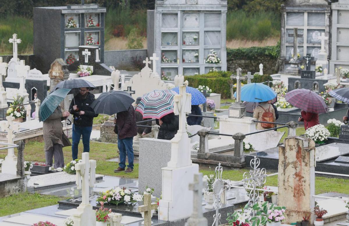 Gente en el cementerio de A Estrada a mediodía de ayer. |   // BERNABÉ/LUCÍA ABELEDO