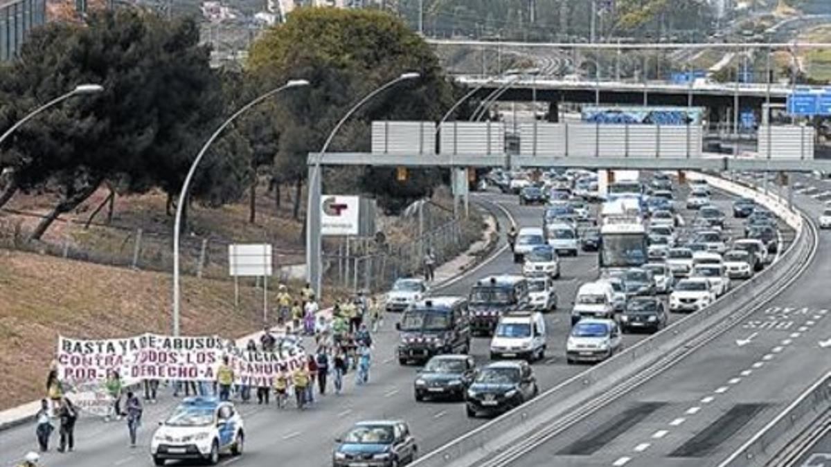 La manifestación de vecinos de Ciutat Meridiana contra los desahucios, ayer.