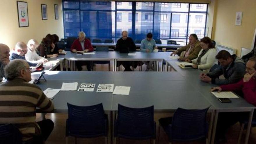 Los secretarios generales de las federaciones comarcales de CC OO, reunidos en la sede del sindicato para preparar las próximas acciones de protesta contra la reforma laboral. | ricardo solís