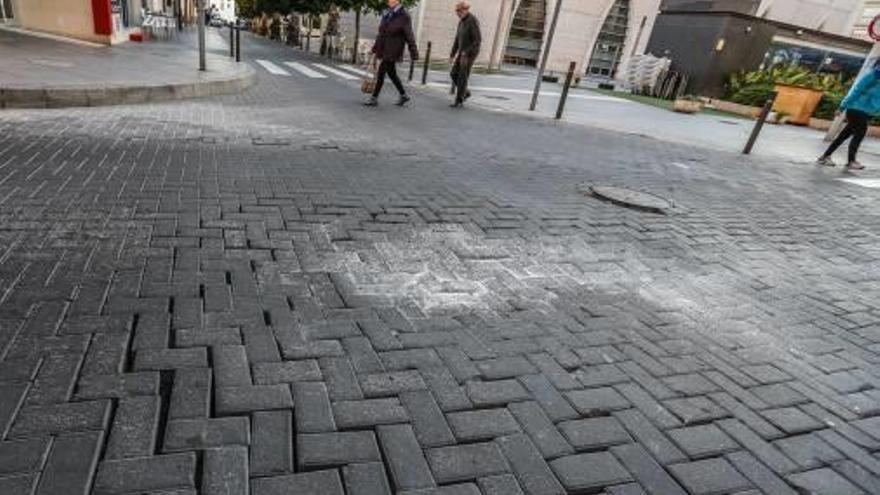 La calle se hunde en la confluencia de Zoa con Pedro Lorca.