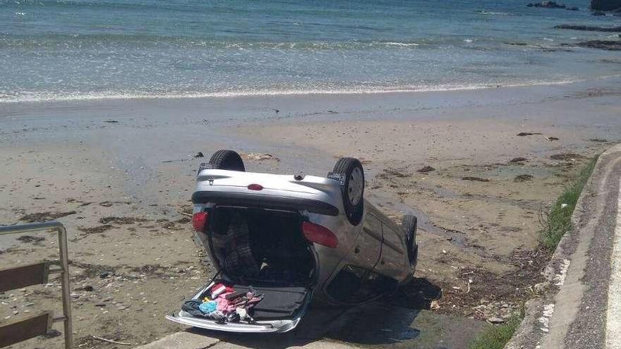 Herida tras caer su coche a la playa de A Madorra y volcar
