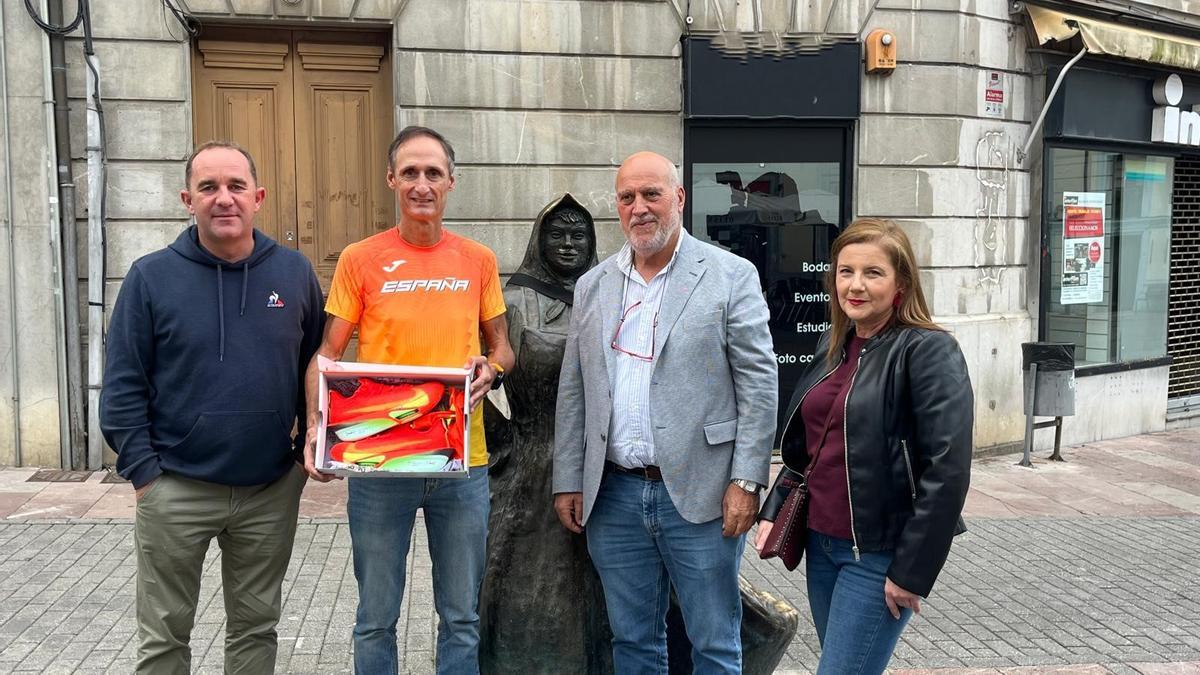 Por la izquierda, José Luis Tamargo, Nicolás de las Heras, Manuel Fernández y Carolina Fernández, ante la escultura de «La Muyerina», en la plaza General Ponte.