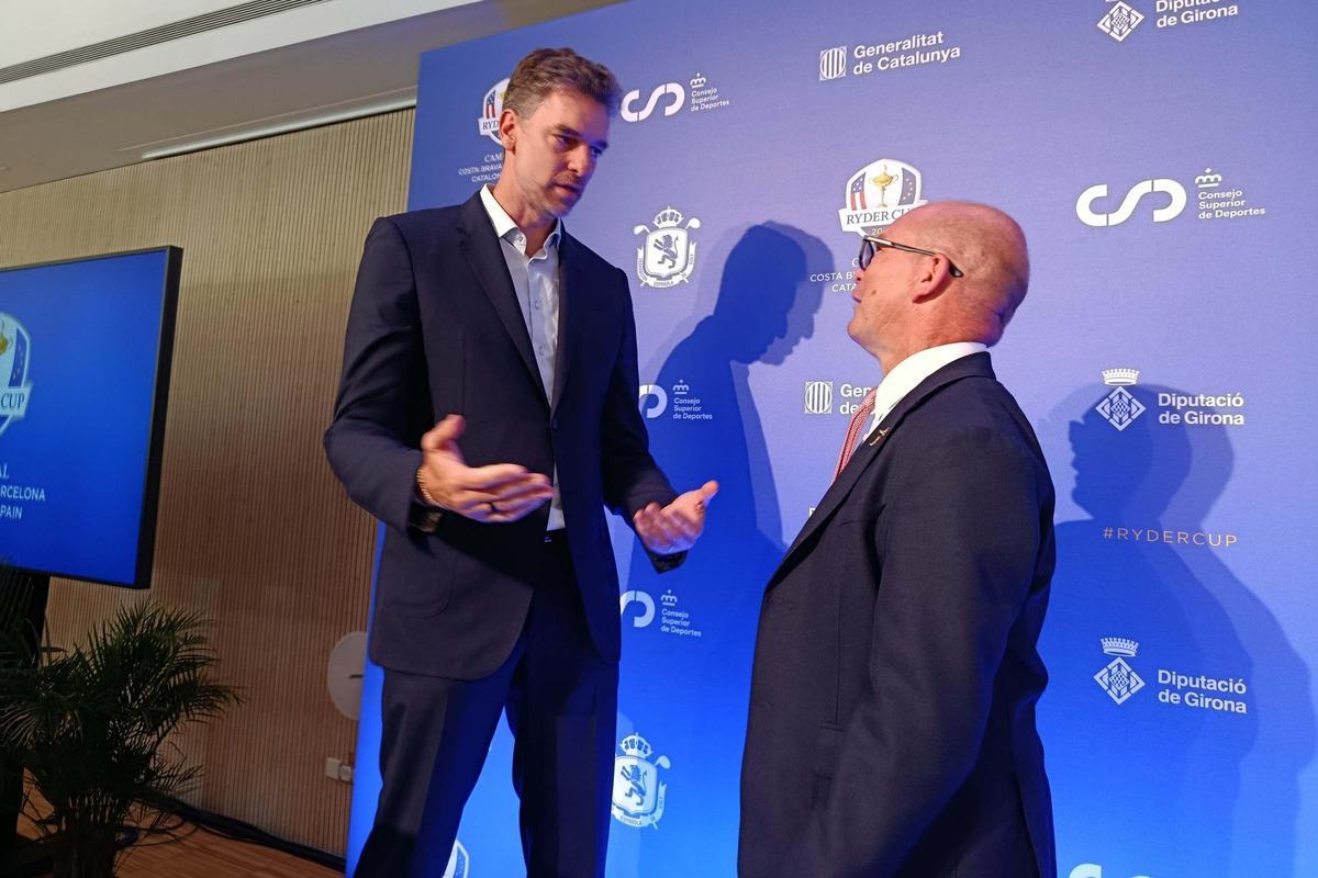 Pau Gasol conversa con el presidente de European Tour Group, Guy Kinnings, tras el acto de presentación de la Ryder 2031