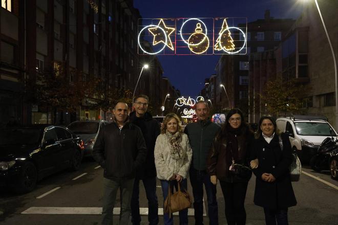 La Navidad ya encanta los barrios de Gijón: "La ciudad está más iluminada que nunca" (en imágenes)