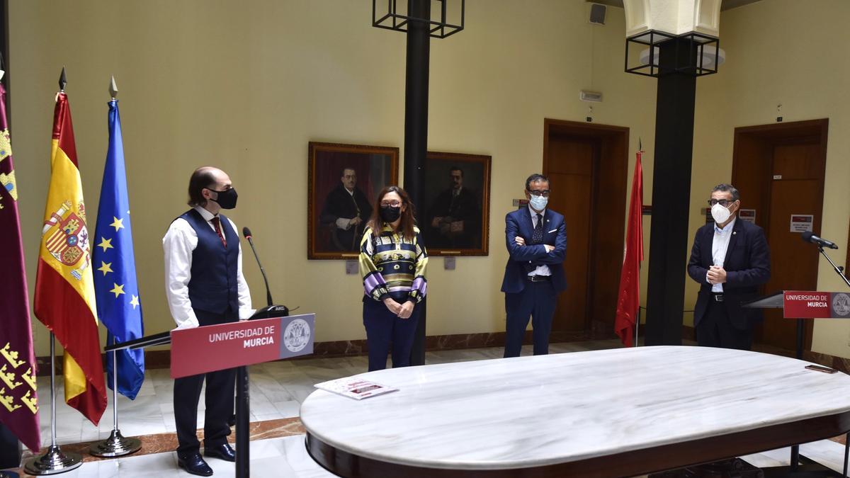 El profesor Jesús Molina, la directora del centro; Ana Isabel Mengual; el rector, José Luján, y el vicerrector de Transferencia y Divulgación Científica, José Manuel Nicolás, durante el acto