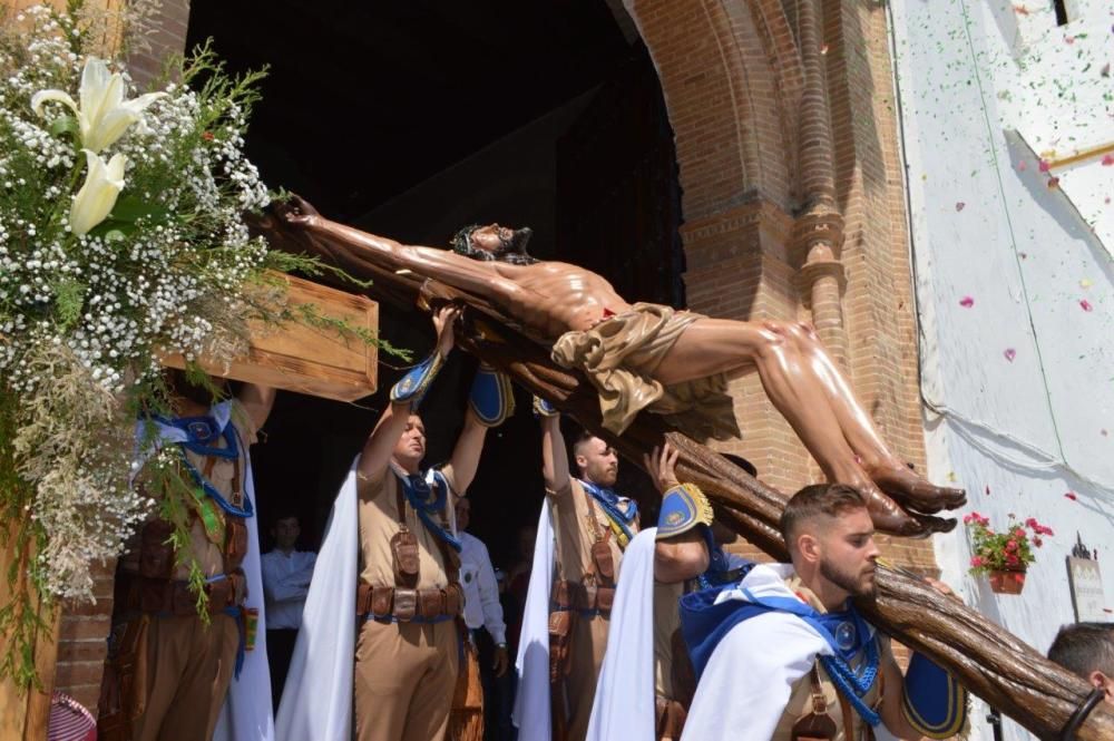 El Cristo del Perdón y de la Vera Cruz ha recorrido las calles, decoradas con cruces florales, macetas, enseres y banderillas de colores, acompañado de cientos de fieles