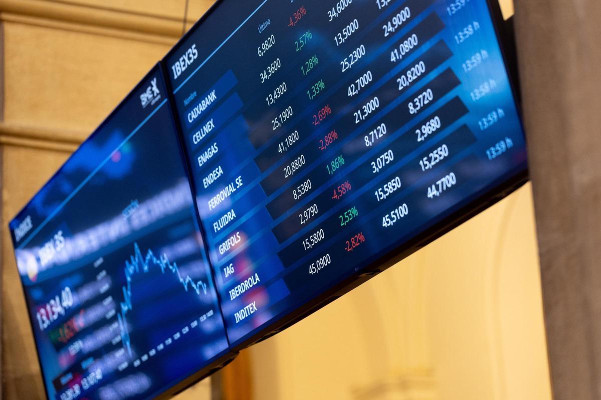 Archivo - Paneles del Ibex, en el Palacio de la Bolsa de Madrid, a 3 de abril de 2025, en Madrid (España).