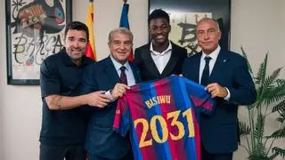 Bisiwu ya posa con Laporta y completa su puesta de largo como jugador del Barça