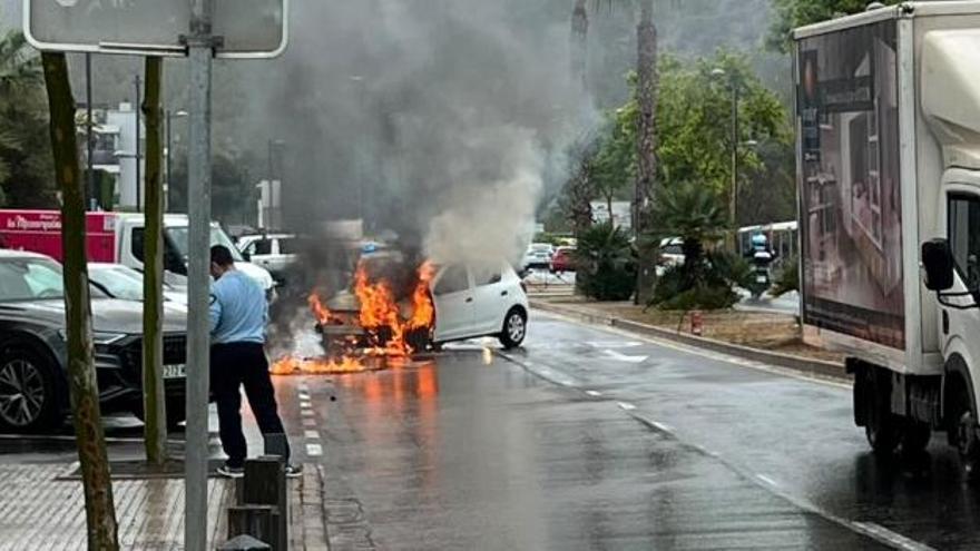 Vídeo: Arde un coche aparcado frente al Hospital Can Misses