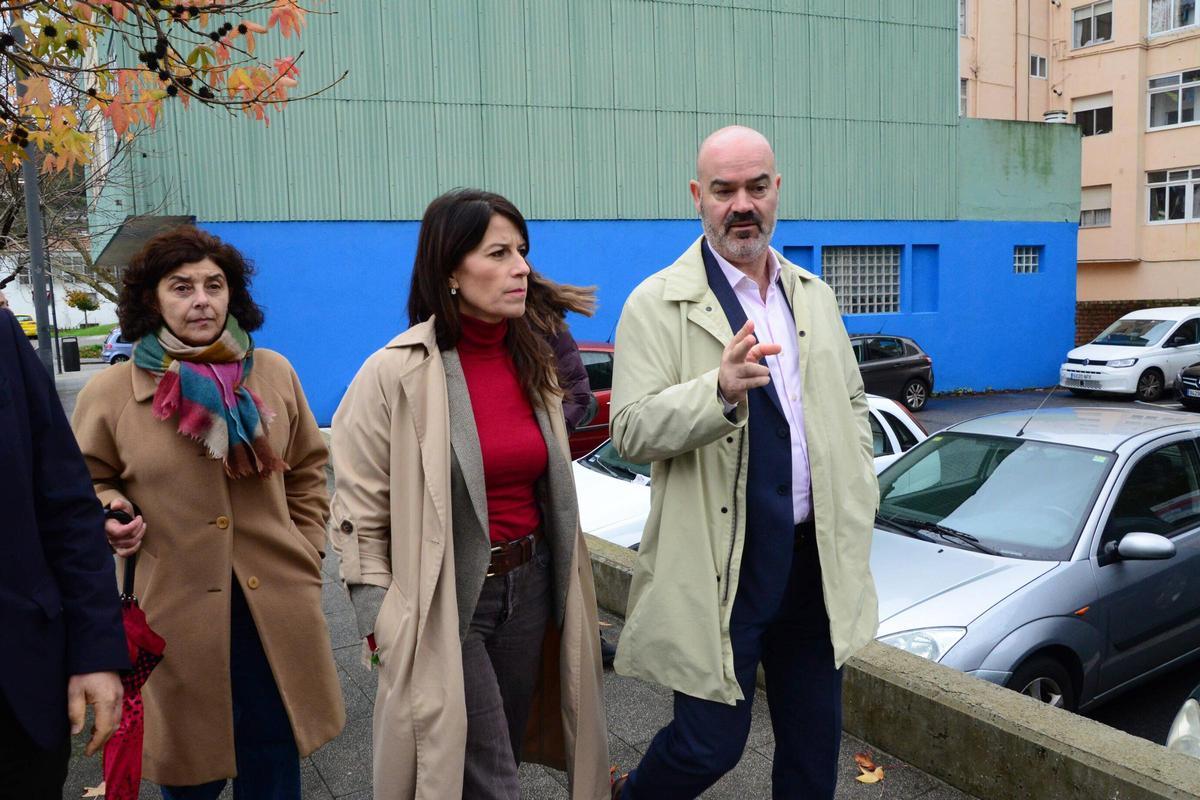 La conselleira de Vivenda e Planificación de Infraestruturas, María Martínez Allegue, conversa con el alcalde de Bueu, Félix Juncal, este viernes después de la firma del convenio de vivienda protegida.