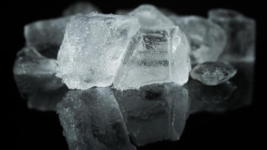 Aplicar hielo durante poco tiempo reduce la inflamación de las picaduras.