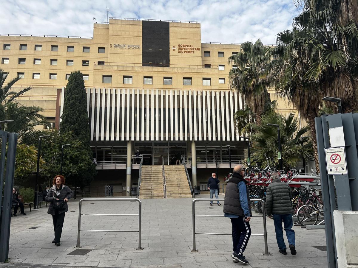 Pacientes entrando y saliendo del hospital Doctor Peset en el segundo día de la huelga de médicos.