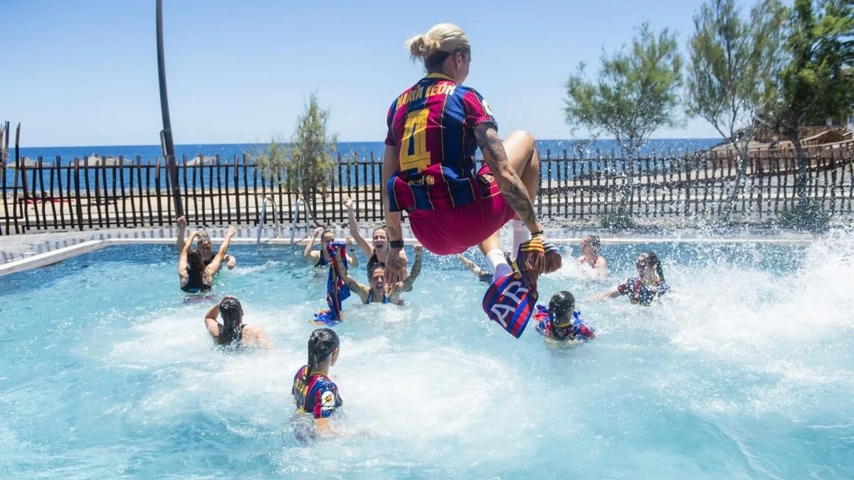 María León se lanza con sus compañeras a la piscina del hotel del Barça en Tenerife.