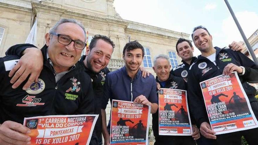 Benito Márquez (centro) junto a miembros de la asociación. // D.P.