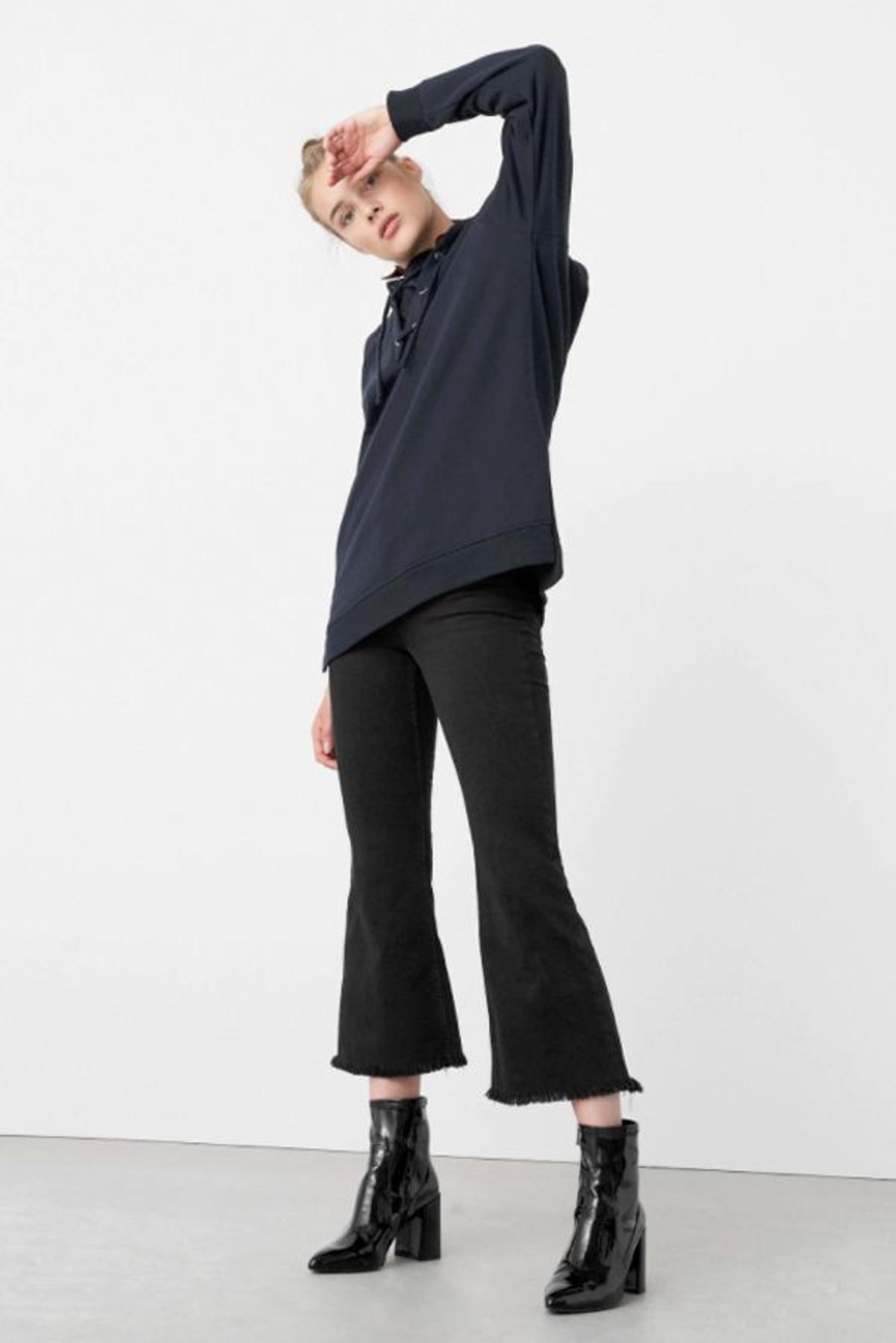 Flare Jeans: negros, de Mango