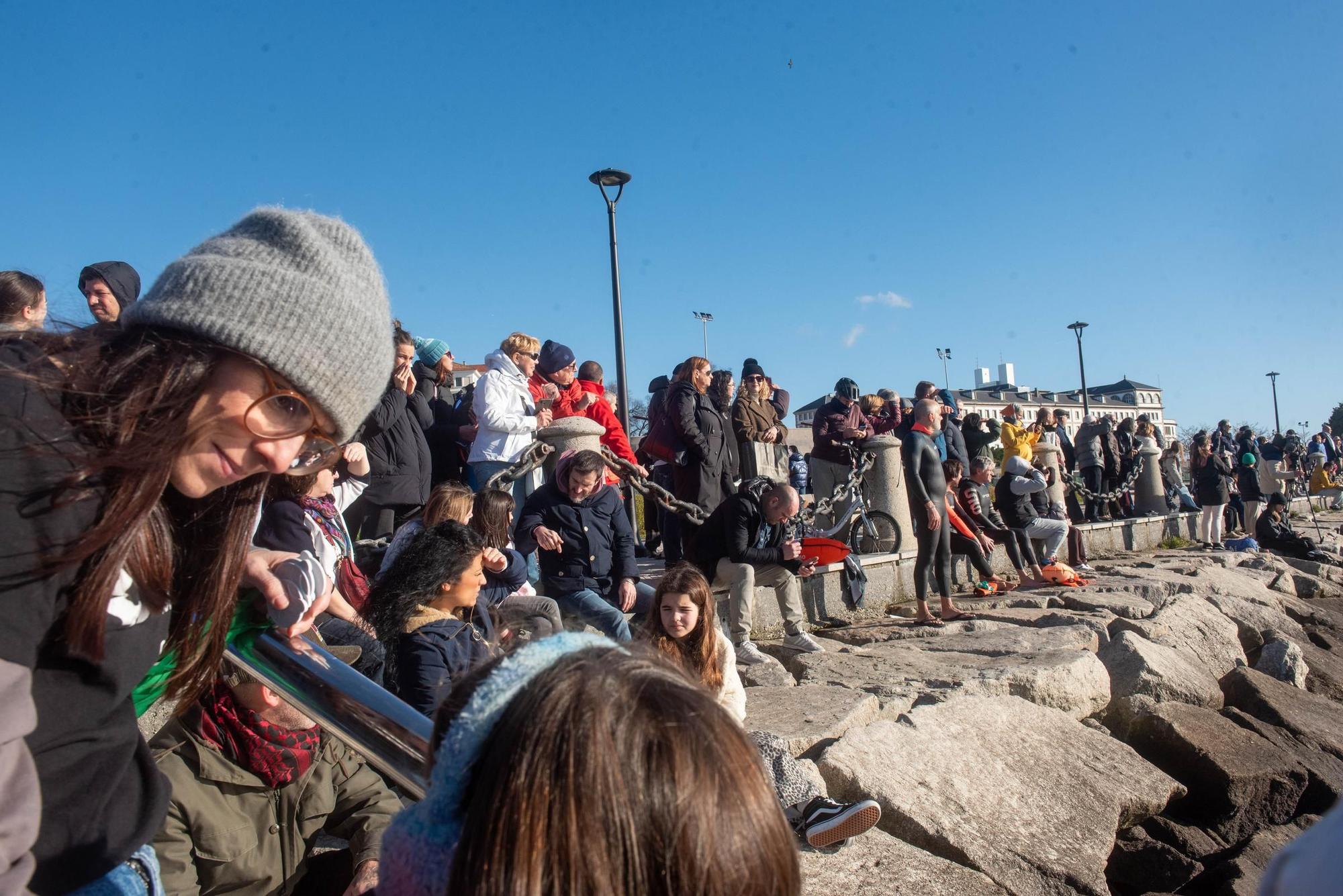 A Coruña desafía al frío y al mar para visibilizar la ELA