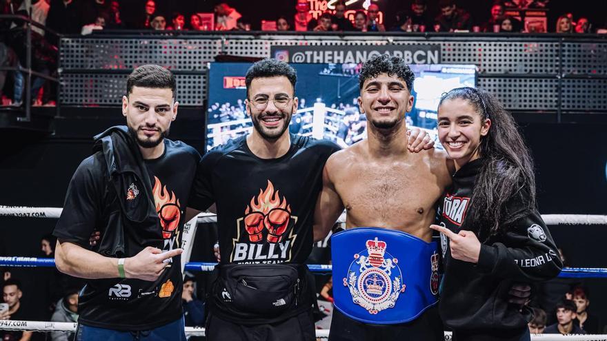 Ismael Ouraichi amb els seus entrenadors i el seu nou cinturó
