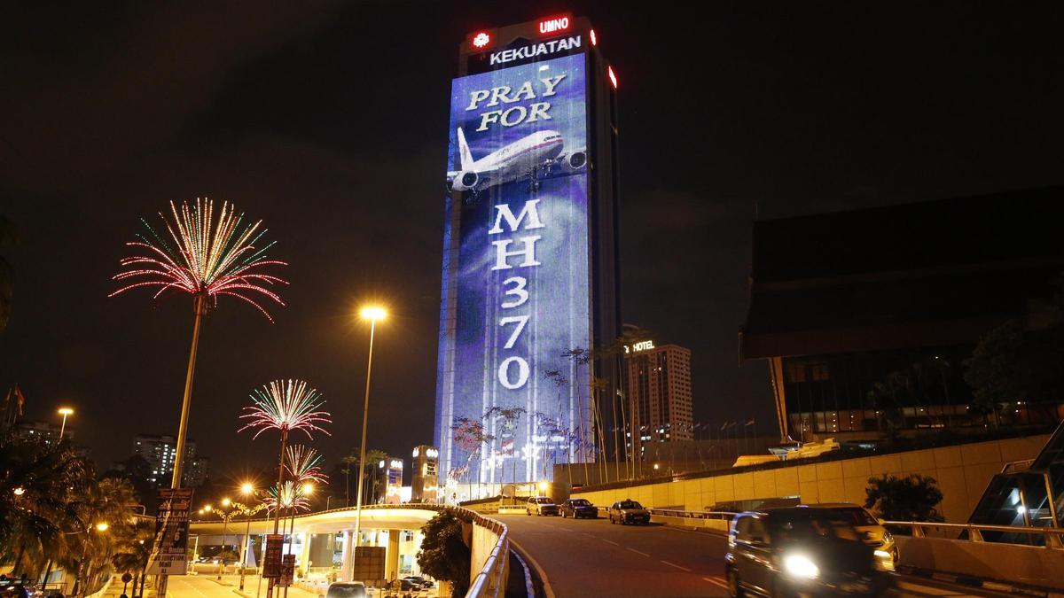 Un edificio de oficinas iluminado con la frase &quot;Reza por el MH370&quot; en Kuala Lumpur, el 24 de marzo de 2014.