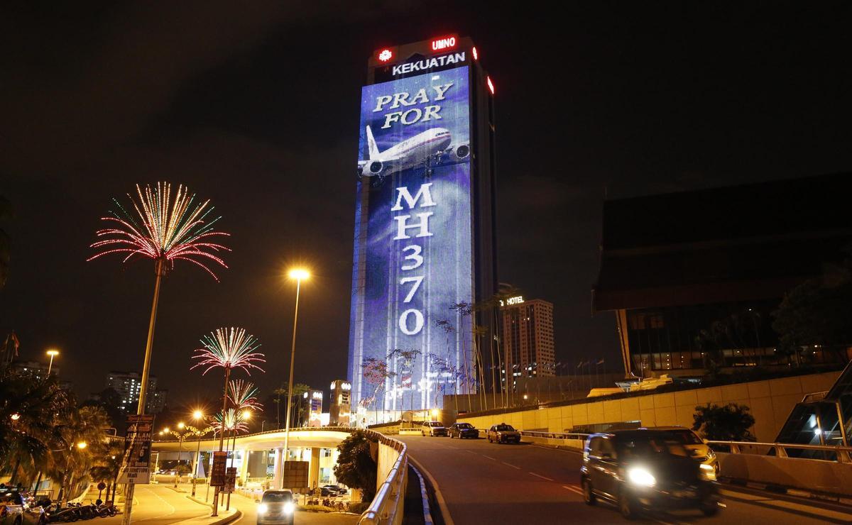 Un edificio de oficinas iluminado con la frase "Reza por el MH370" en Kuala Lumpur, el 24 de marzo de 2014.