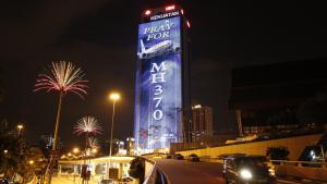 Un edificio de oficinas iluminado con la frase Reza por el MH370 en Kuala Lumpur, el 24 de marzo de 2014.