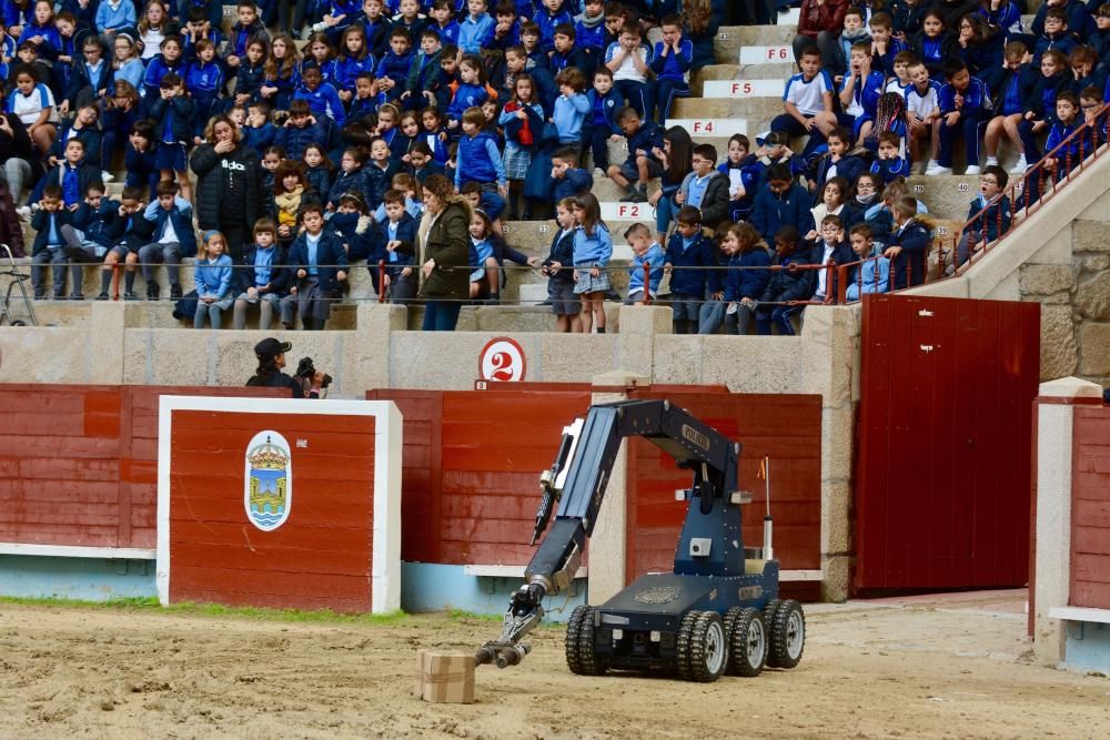 Los niños de Pontevedra descubren cómo es ser un policía nacional