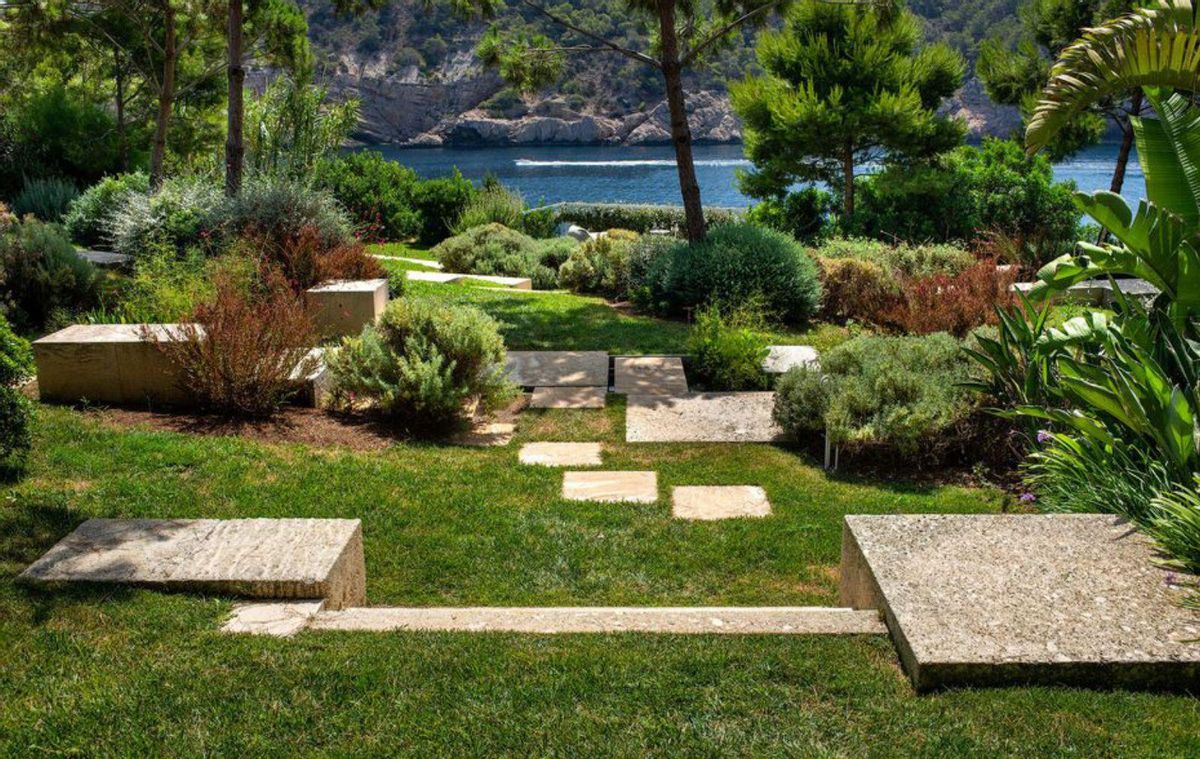 El riego de jardines de villas es uno de los destinos de esta agua. | DI