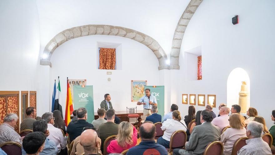 Primer acto de Óscar Fernández tras el acuerdo de gobierno: reunión con afiliados y simpatizantes en Trujillo