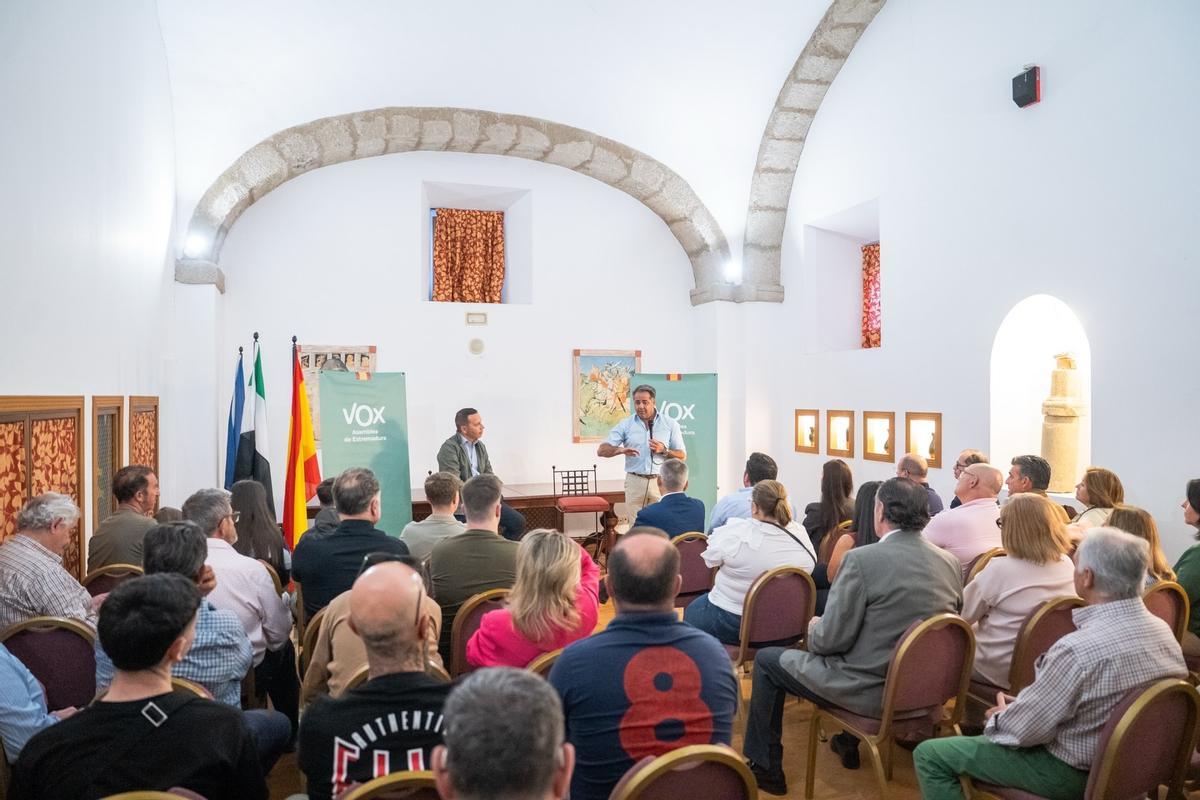 Óscar Fernández junto a Dani García en el acto de VOX en Trujillo