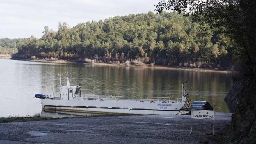 La embaración comunica núcleos de población de Vila de Cruces y Santiso. // Bernabé/Gutier