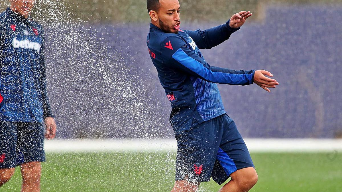 Rubén Vezo, durante un entrenamiento en la Ciudad Deportiva del Levante UD (Buñol). | LEVANTE-EMV