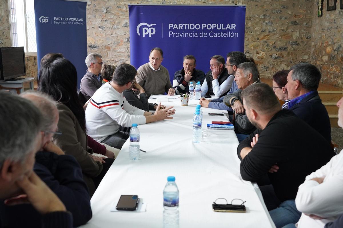 El secretario general del PPCS, Salvador Aguilella, en la reunión comarcal celebrada en Barracas.