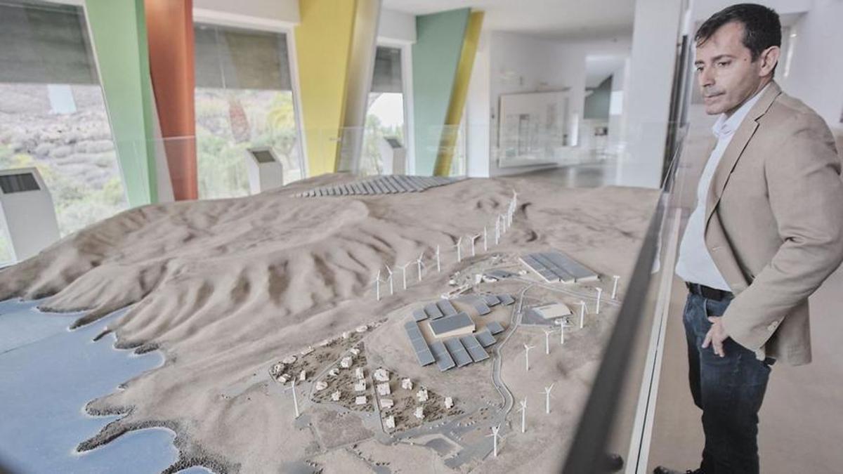 El consjero de Innovación, Juan José Martínez, ante la maqueta del ITER