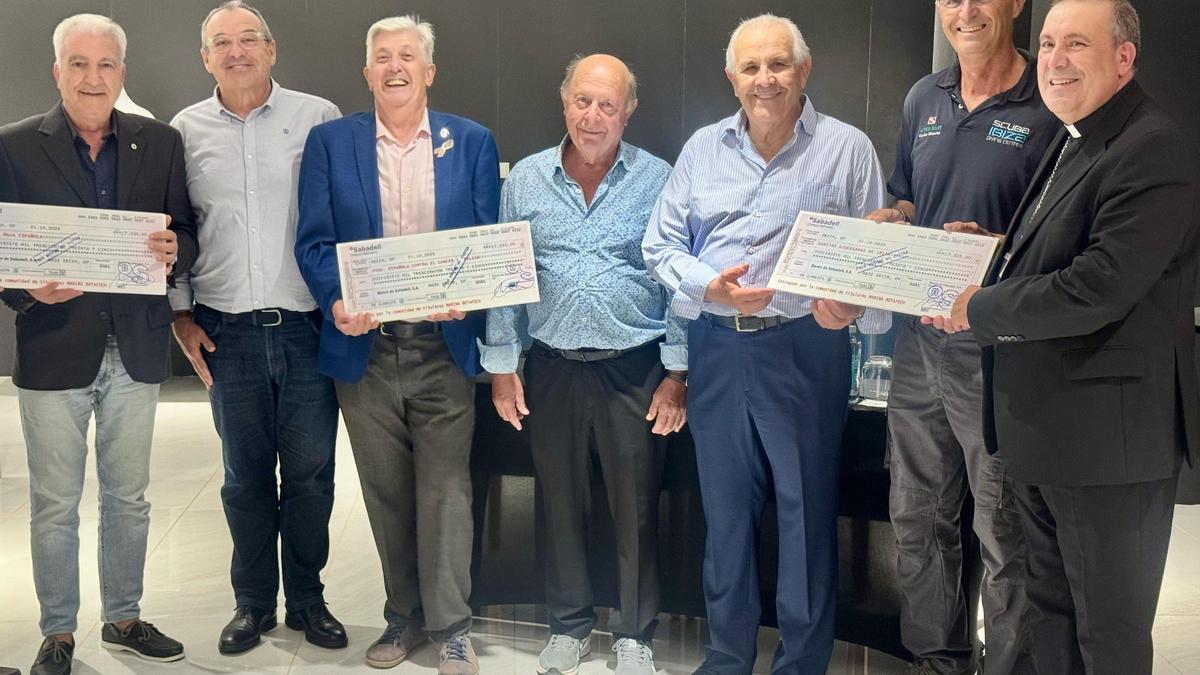 Entrega del cheque a las entidades sociales de Ibiza