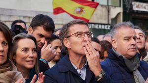 El líder del PP, Alberto Núñez Feijóo, se manifiesta en Pamplona este domingo contra el pacto de EH-Bildu y el PSOE.