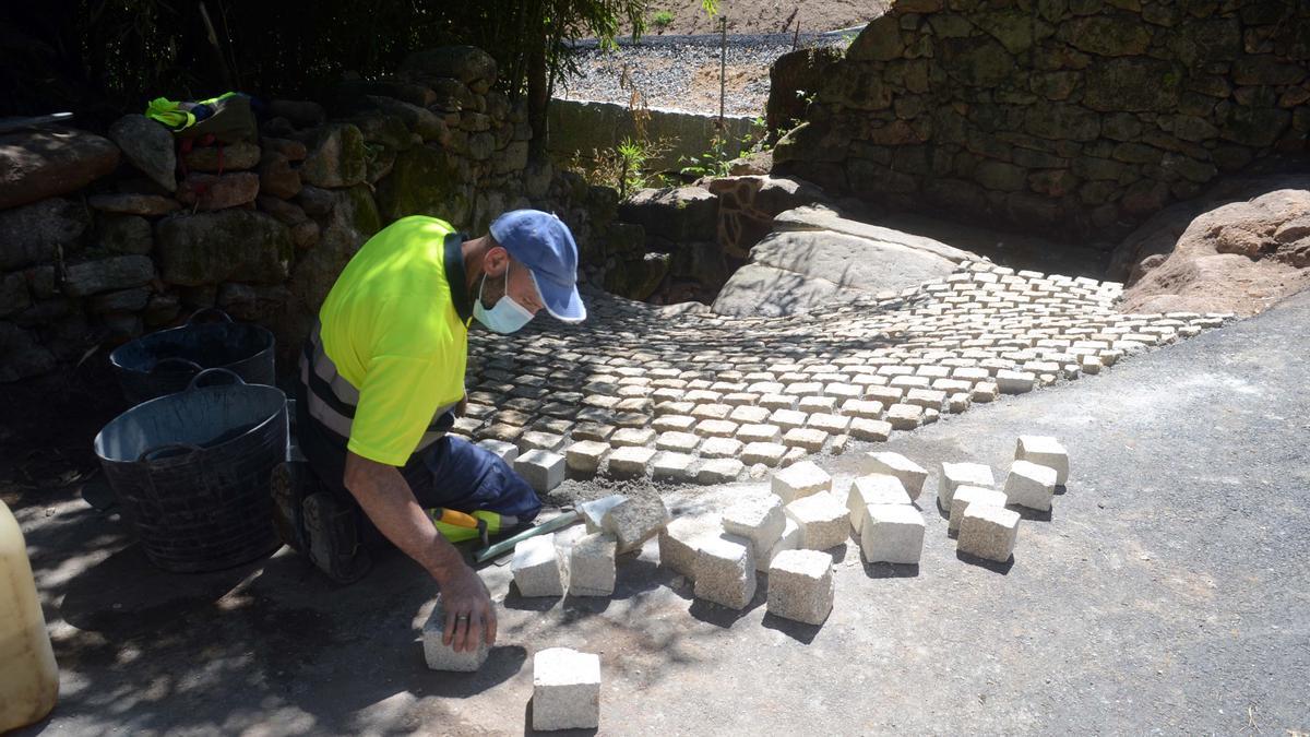 Obras de restauración de la fuente de Señoráns, en Paradela