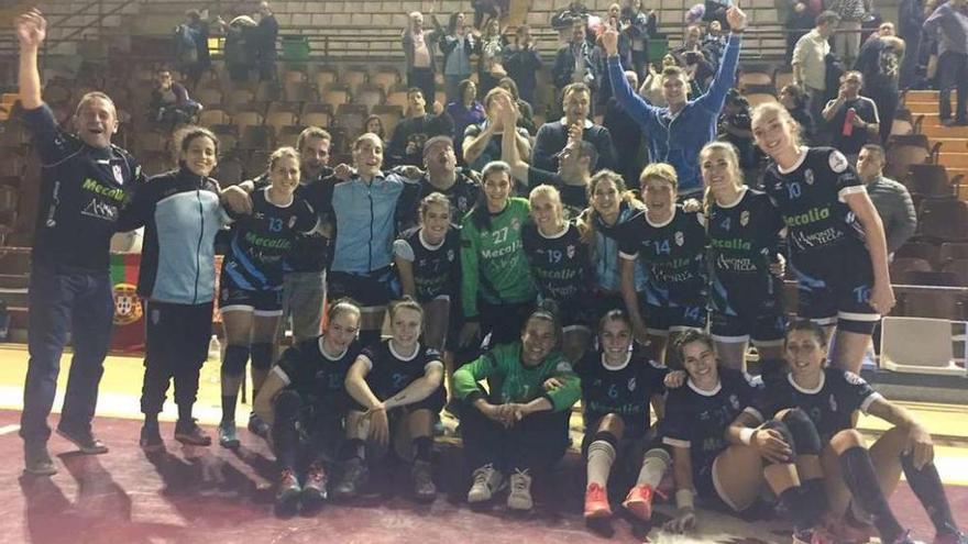 Las jugadoras del Guardés festejan su victoria de ayer en León. // @infernosangrina