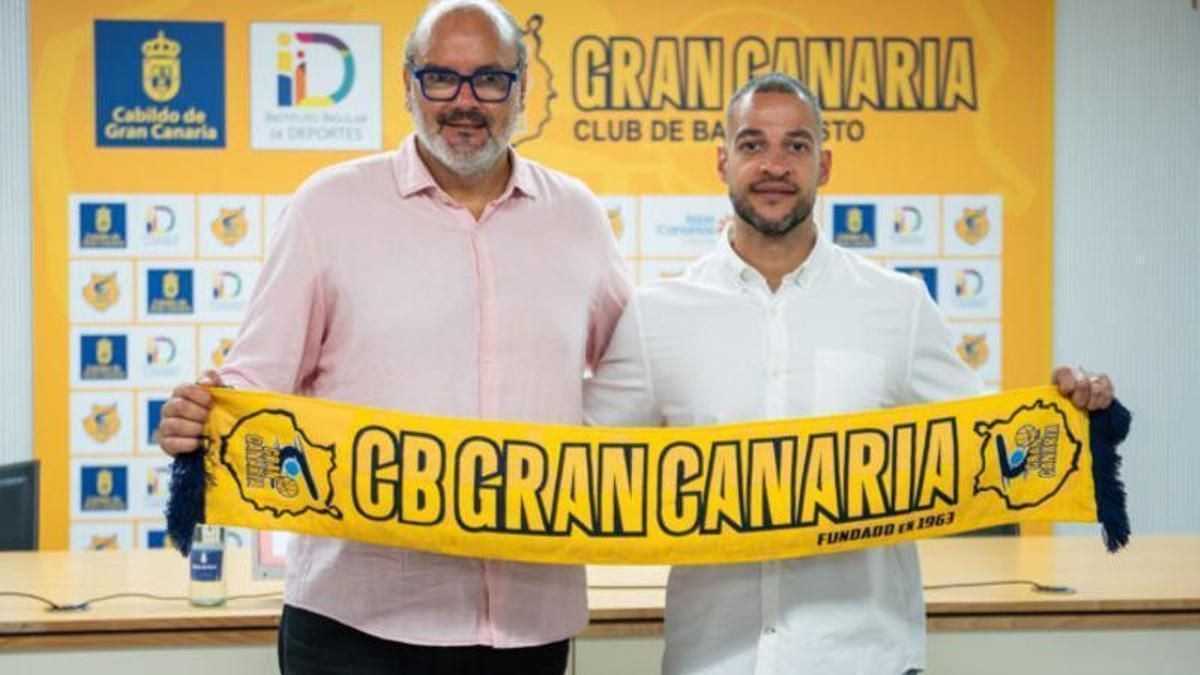 Francesc Solana (izd.) posa junto a Bruno Savignani en la presentación del técnico brasileño como nuevo entrenador del Granca.