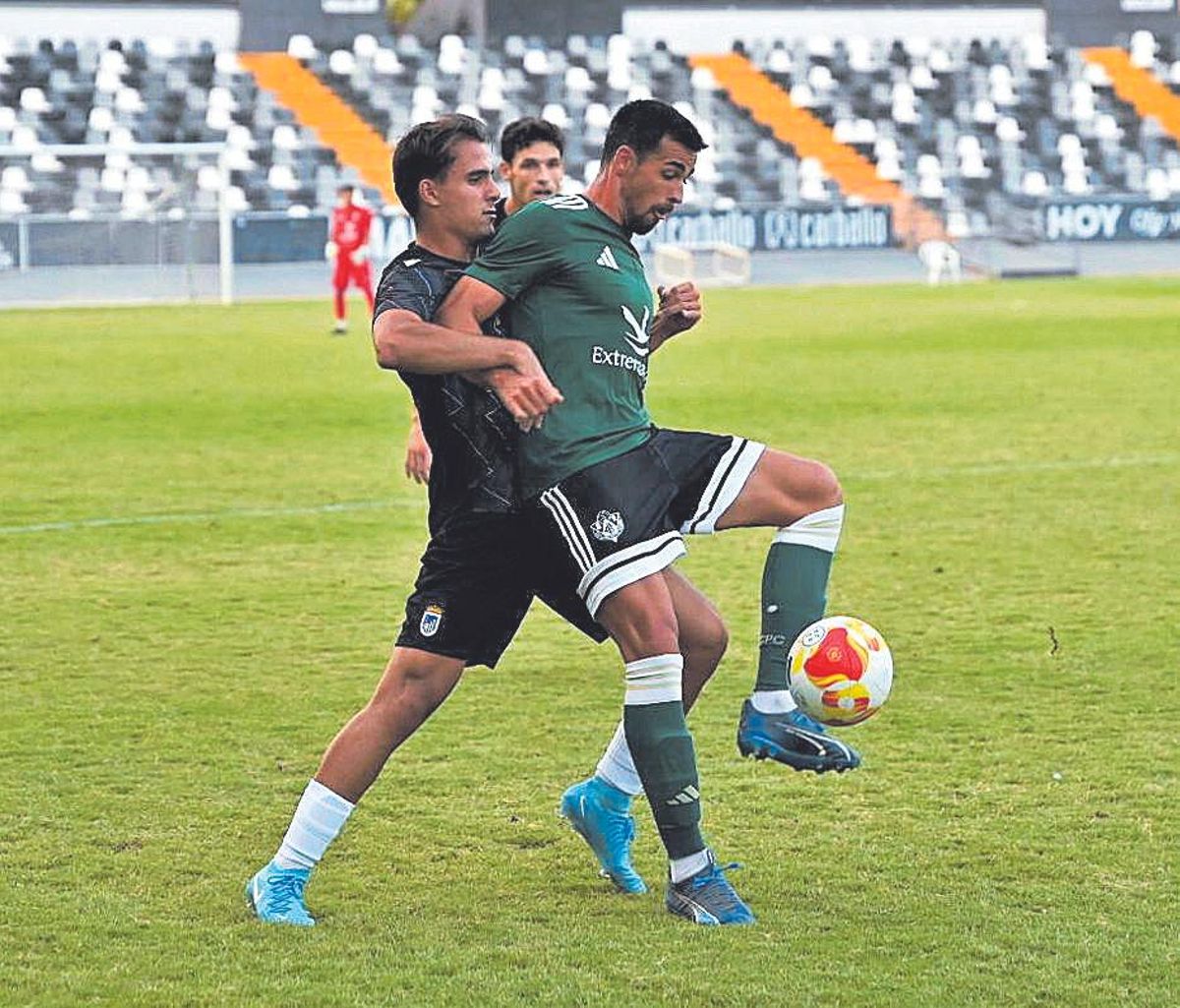 Diego Gómez protege el cuero ante David Calles.