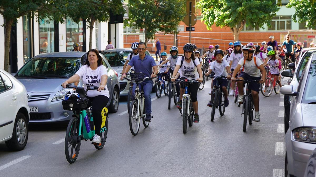 Usuarios en bicicleta en una actividad en Ontinyent.