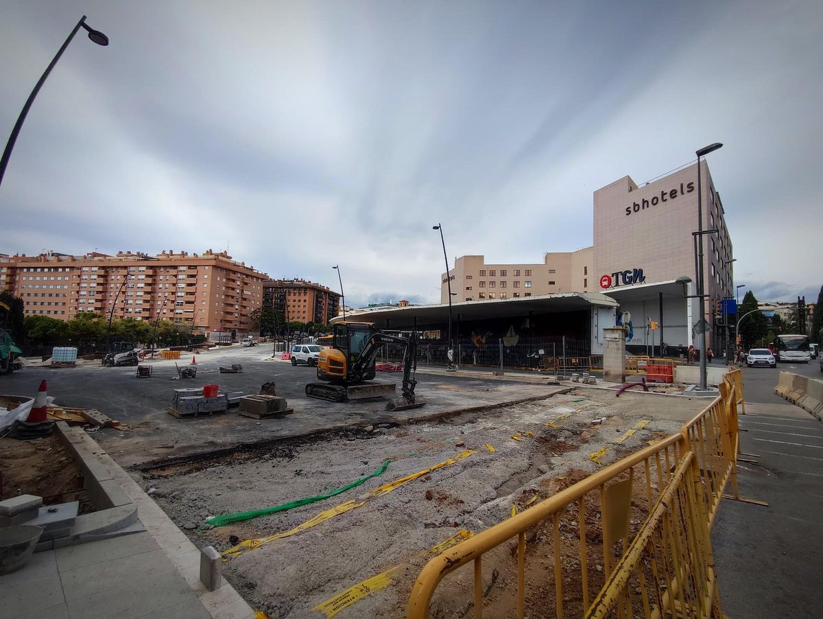Obras en marcha en el intercambiador de Battestini, al lado de la estación central de autobuses de Tarragona.
