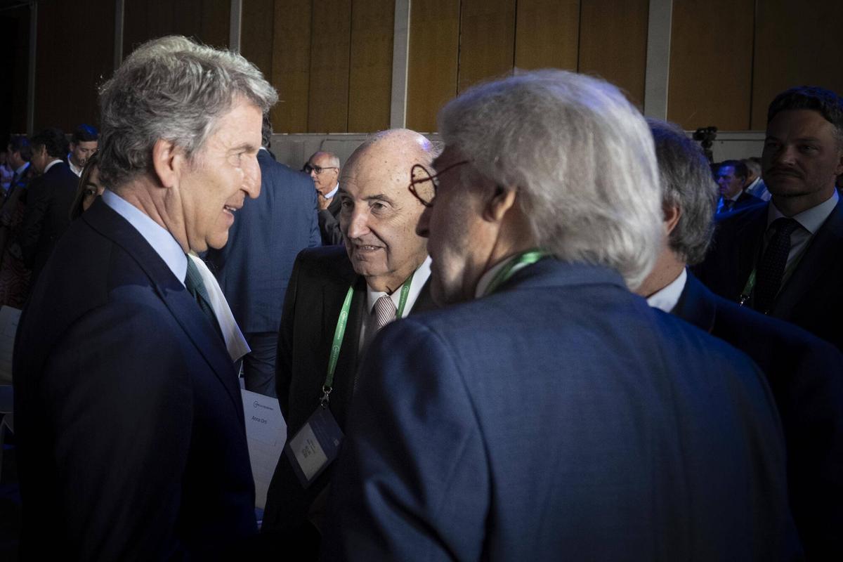 El presidente del Partido Popular, Alberto Núñez Feijoo, con Miquel Roca Junyent y Josep Sánchez Llibre en la reunión del Cercle d’Economia, celebrada en el Palau de Congressos de Catalunya. Barcelona, 2 de junio de 2026. Fotografía de Ferran Nadeu