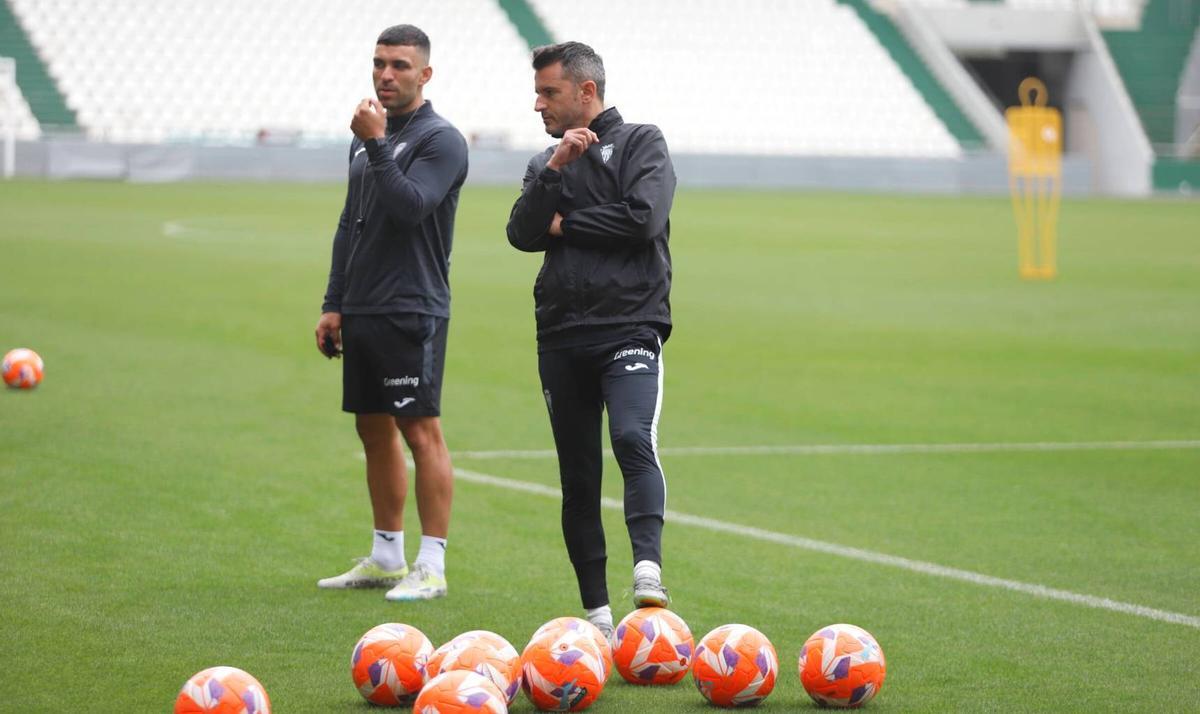 Iván Ania, en el centro, en un entrenamiento del Córdoba CF.