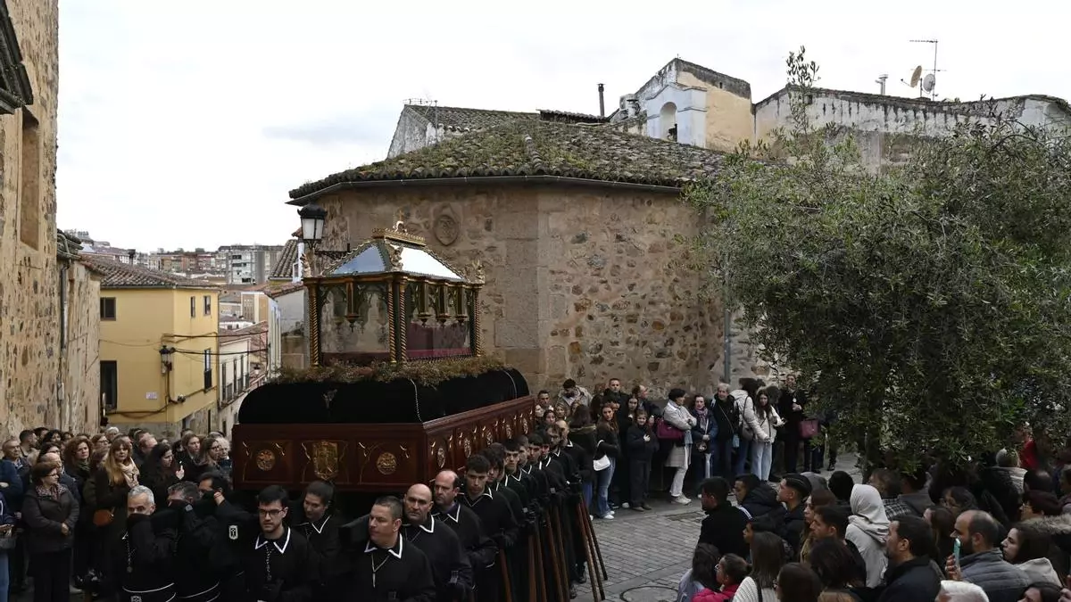 Así ha sido el Viernes Santo en Cáceres: la lluvia lastra el Santo Entierro