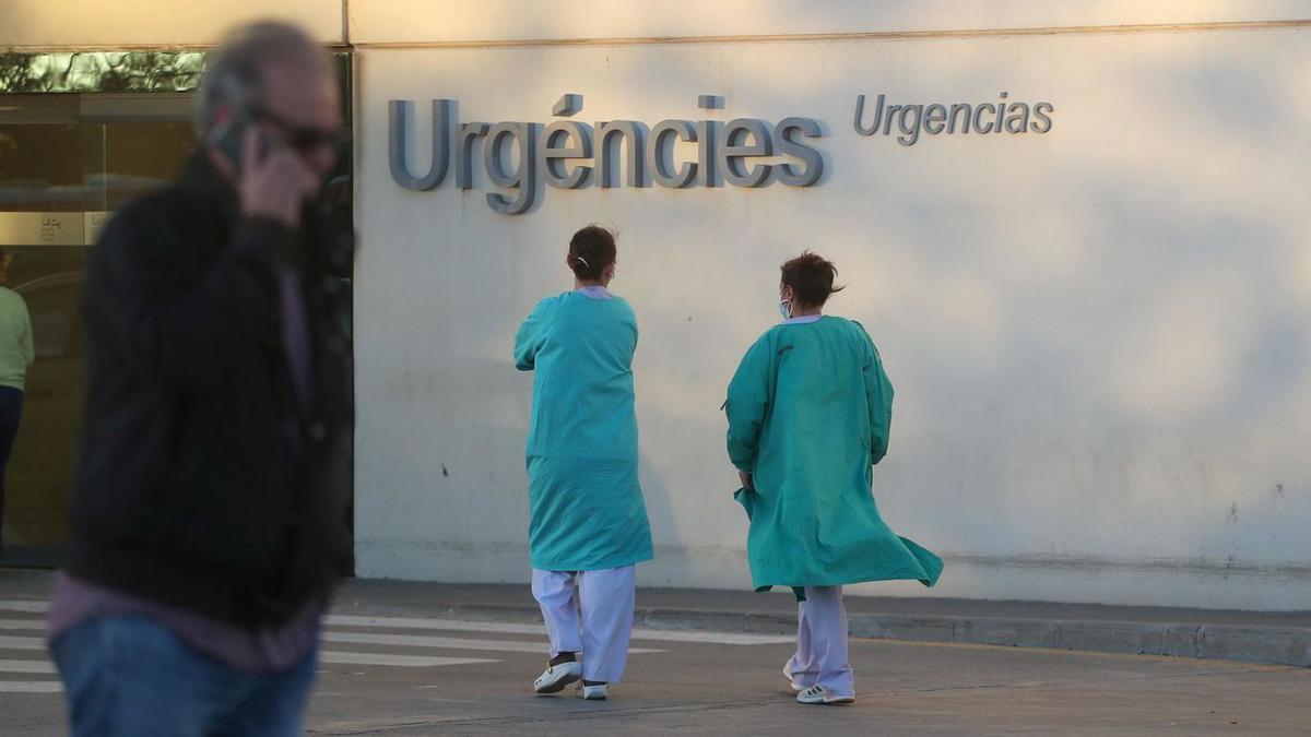 Enfermeras valencianas en la puerta de Urgencias del hospital la Fe de València. | FRANCISCO CALABUIG