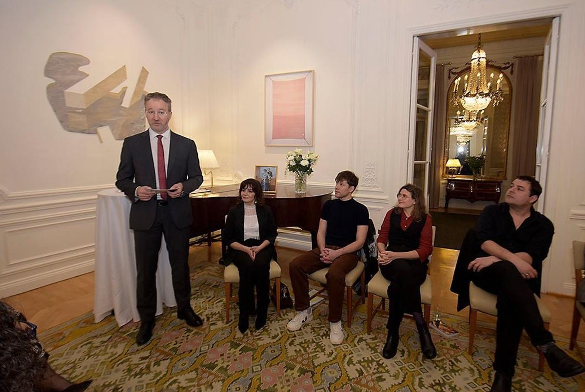 El embajador Per-Arne Hjelmbor, la concejala Yolanda Alonso,  Javier Ruesga y Elsa García y Andrés Rus durante la presentación en la Embajada de Suecia de "La horal del lince"